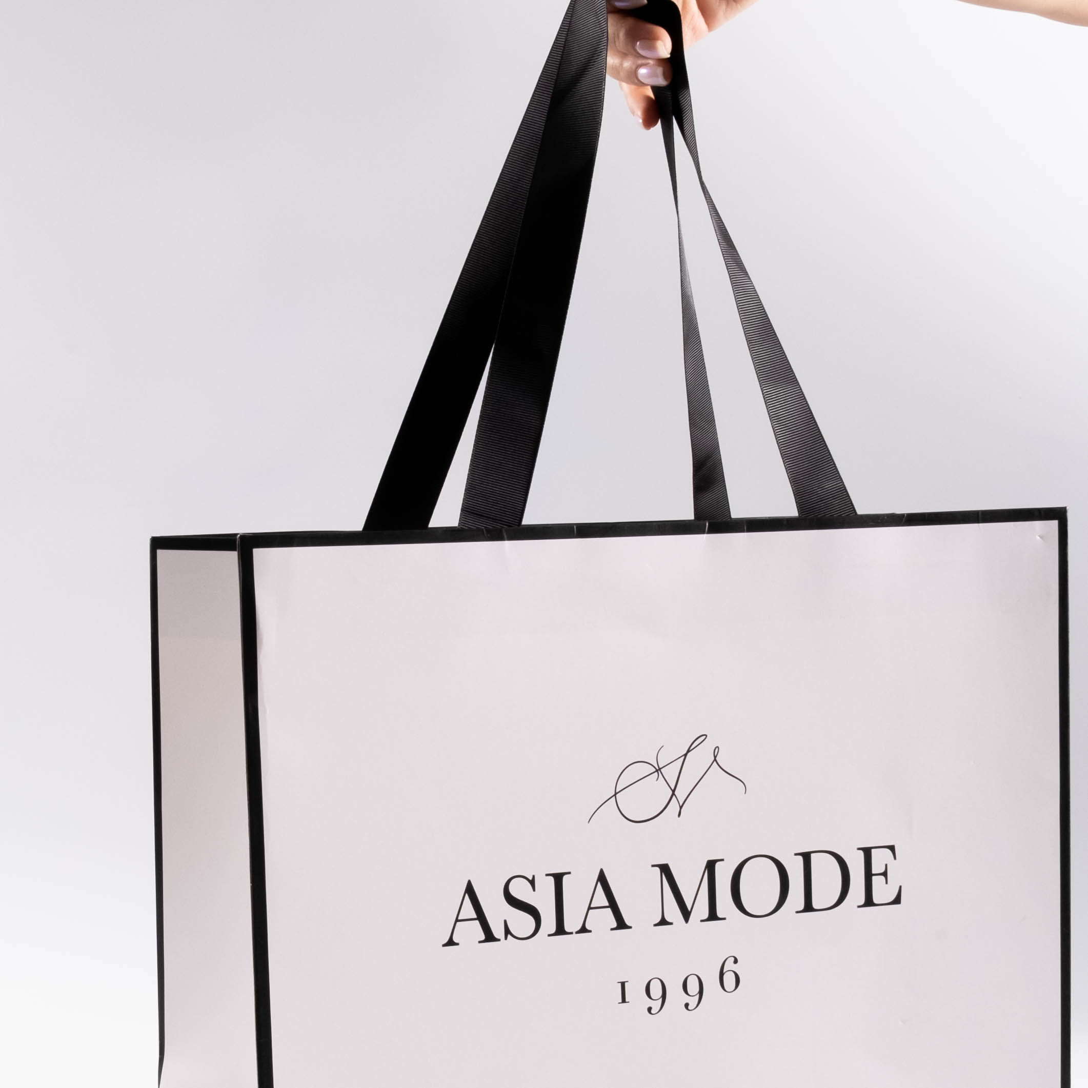Luxury customized paper bag in outside CMYK printing with Environmentally friendly and recyclable materials
