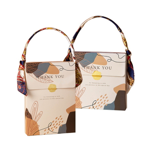 New Design Luxury Ready To Ship Mooncake Bag Luxury Foldable Moon Cake Desert Packaging Paper Gift Bag with Handle